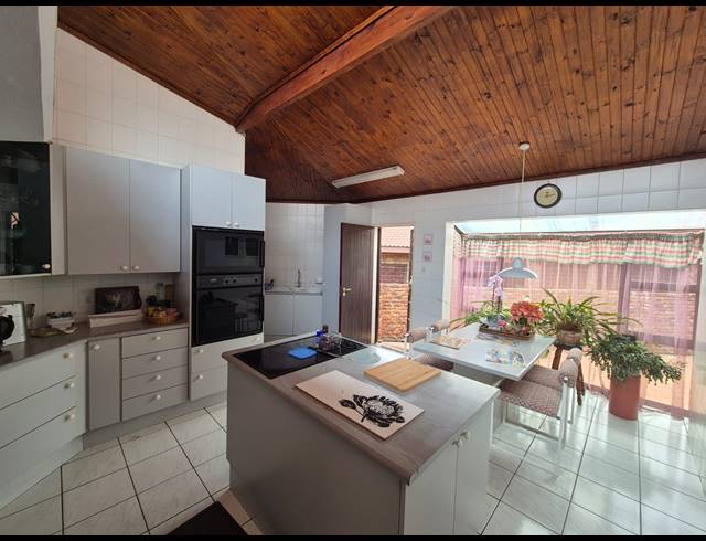 3 BEDROOM HOUSE FOR SALE IN VANDERBIJLPARK SE 3